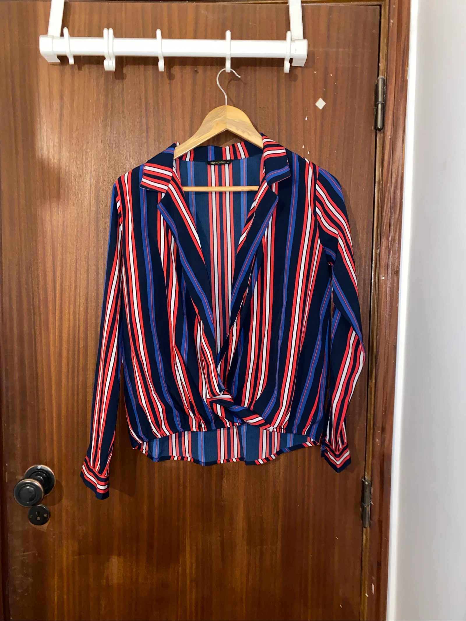 Blusa às riscas azul e vermelha